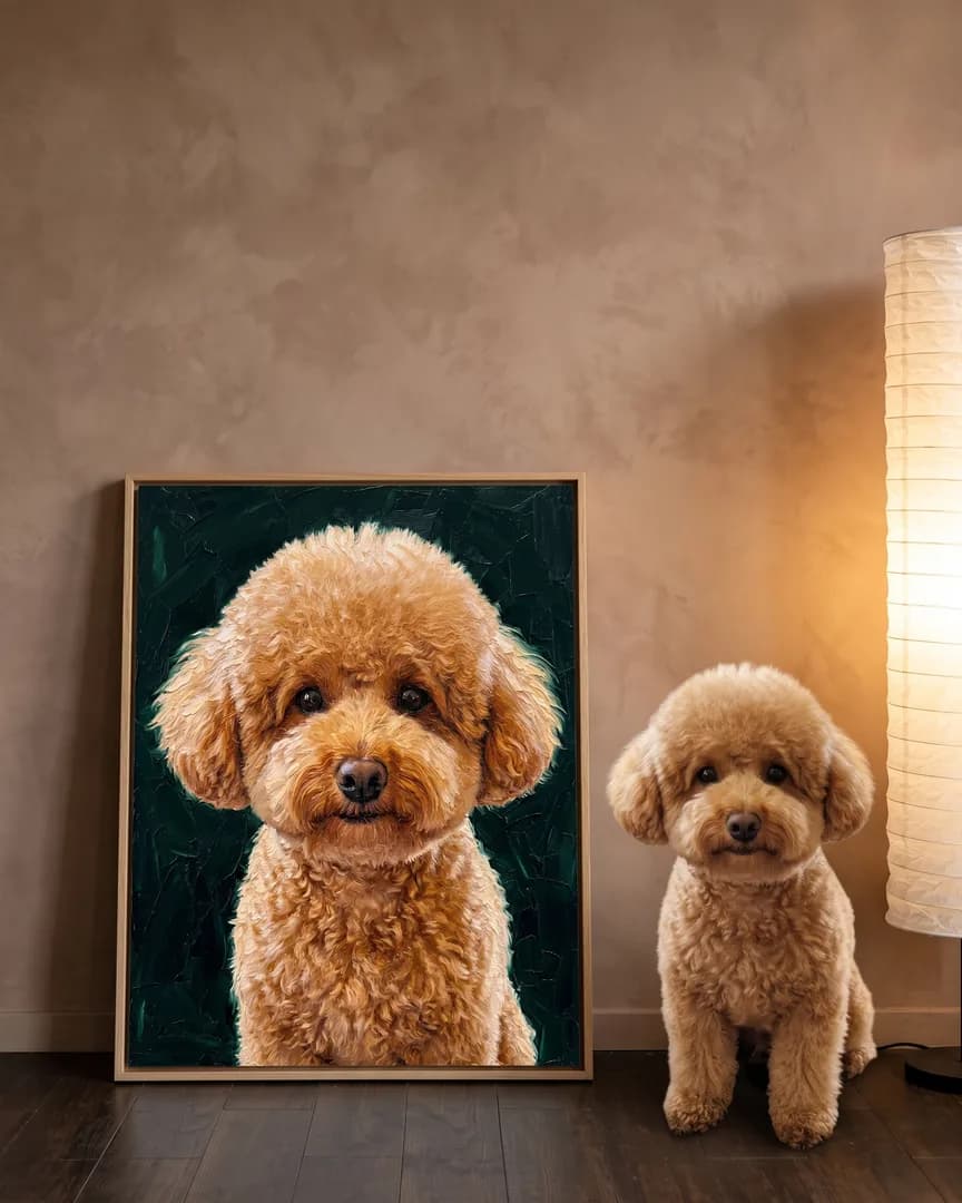 Mimi, un caniche nain, à côté d'une toile encadrée en chêne naturel de son portrait Buste d'émeraude.