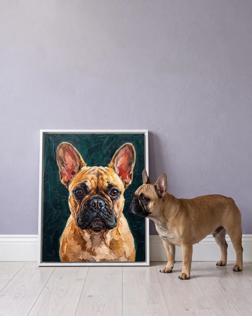 Gus, un bouledogue français, à côté d'une toile encadrée blanche de son portrait Buste d'émeraude.