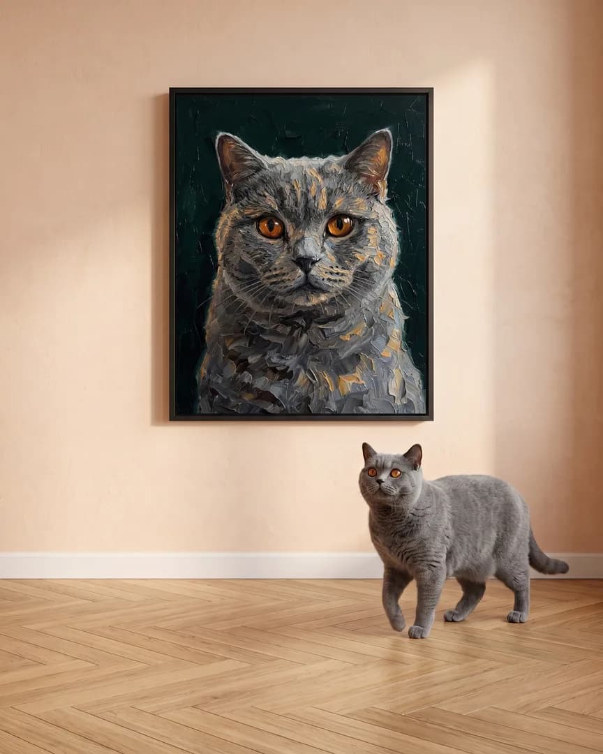 Earl, un chat british shorthair, à côté d'une toile encadrée noire de son portrait Buste d'émeraude.