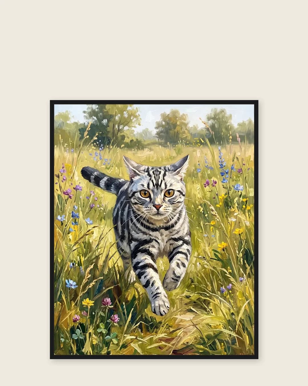 Une toile encadrée noire de Smokey, un chat tigré argenté, dans le style Sprint dans le pré.
