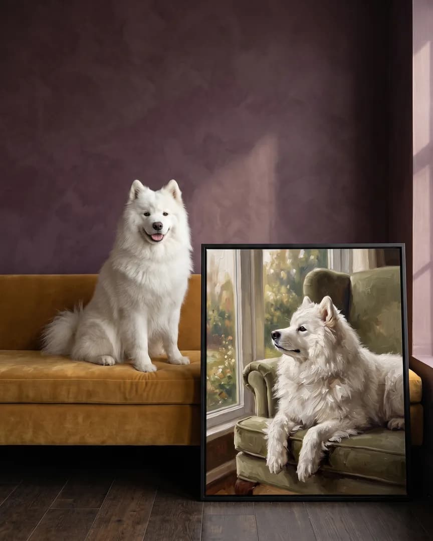 Snowy, un samoyède, à côté d'une toile encadrée noire de son portrait Lumière du matin.