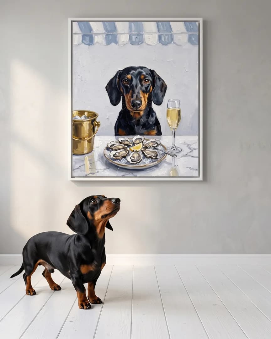 Ziggy, un teckel, à côté d'une toile encadrée blanche de son portrait Perle et bulles.
