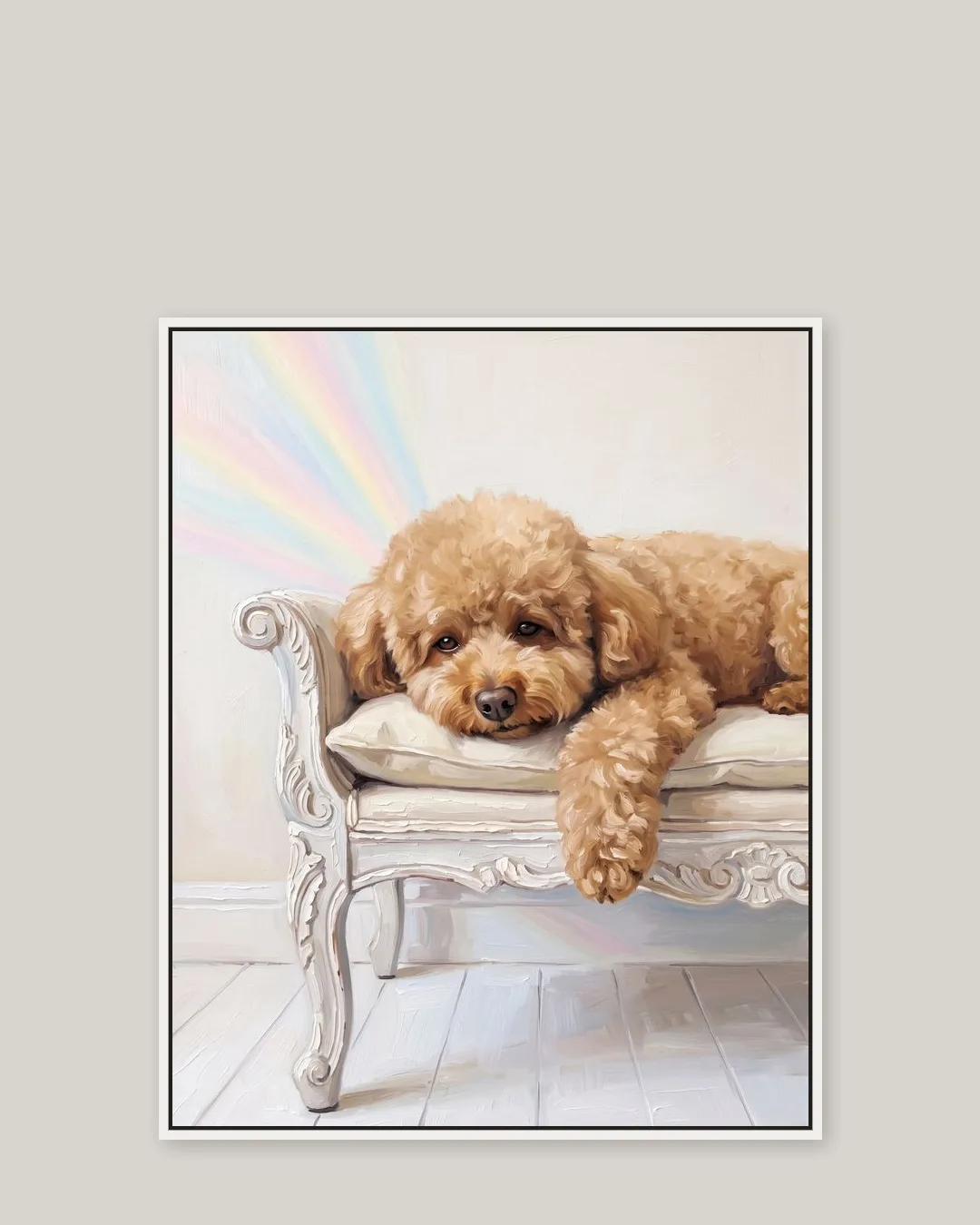 Une toile encadrée blanche de Mimi, un caniche nain, un portrait tout en douceur du style Lumière tranquille.