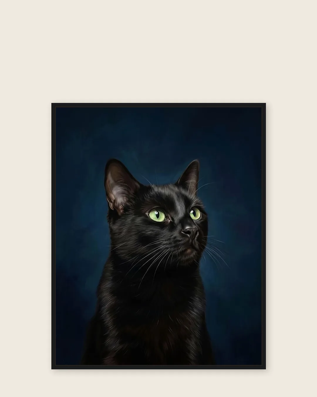 Une toile encadrée noire de Ombre, un chat noir, un portrait tout en douceur du style Étude en saphir.
