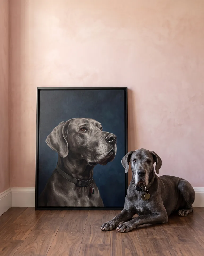 Duke, un danois, à côté d'une toile encadrée noire de son portrait Étude en saphir.