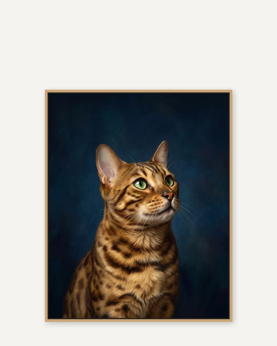 Une toile encadrée en chêne naturel de Jasper, un chat bengal, un portrait tout en douceur du style Étude en saphir.