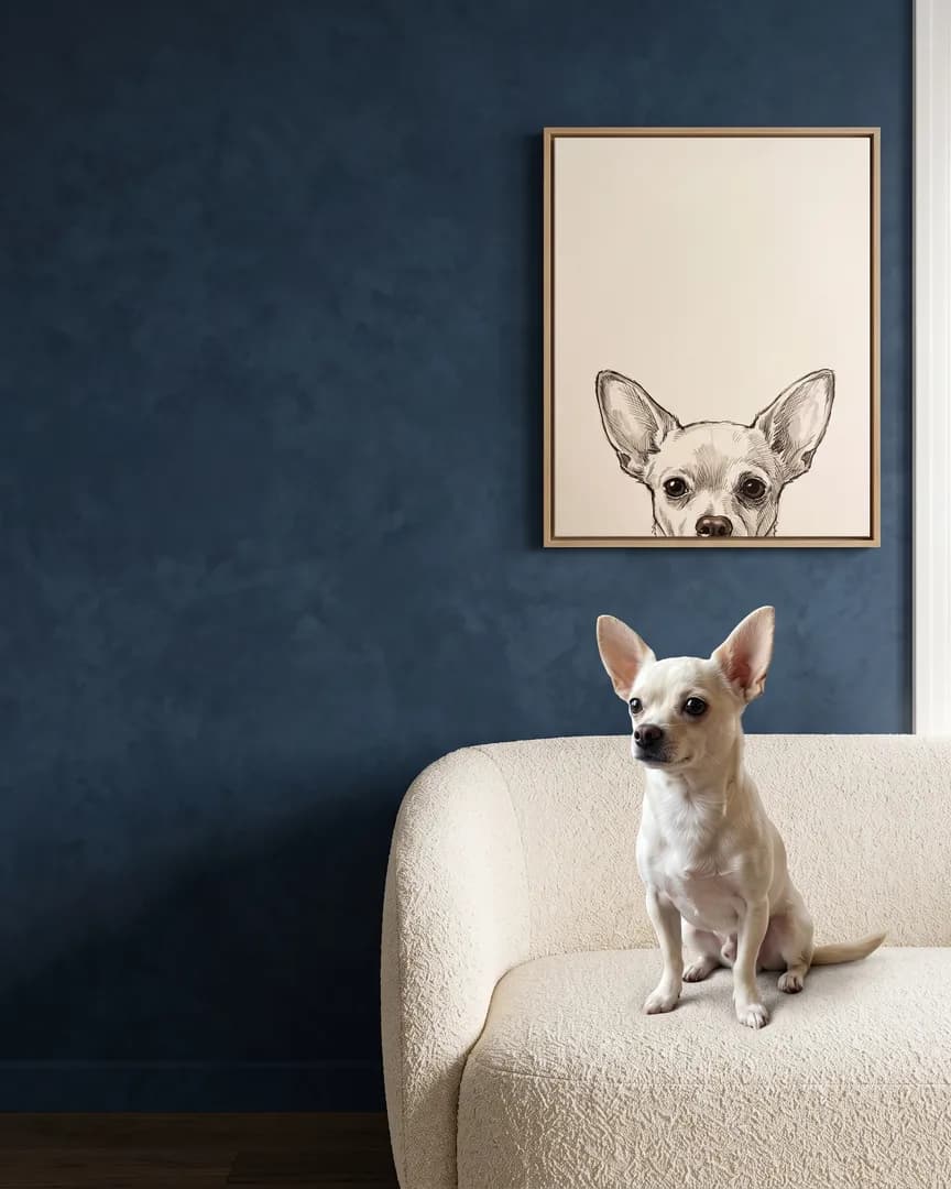 Pip, un chihuahua, à côté d'une toile encadrée en chêne naturel de son portrait Coup d'Œil au Carnet.