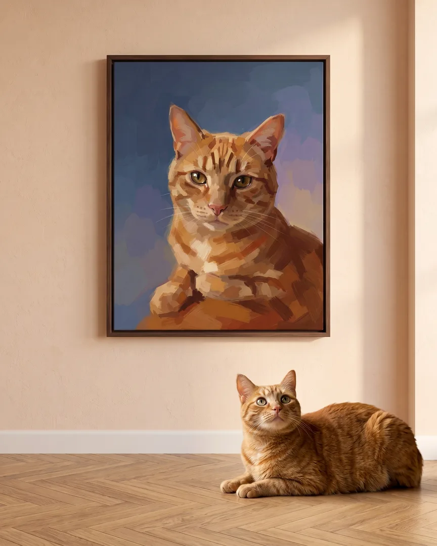 Miel, un chat tigré, à côté d'une toile encadrée brune de son portrait Portrait ardoise.