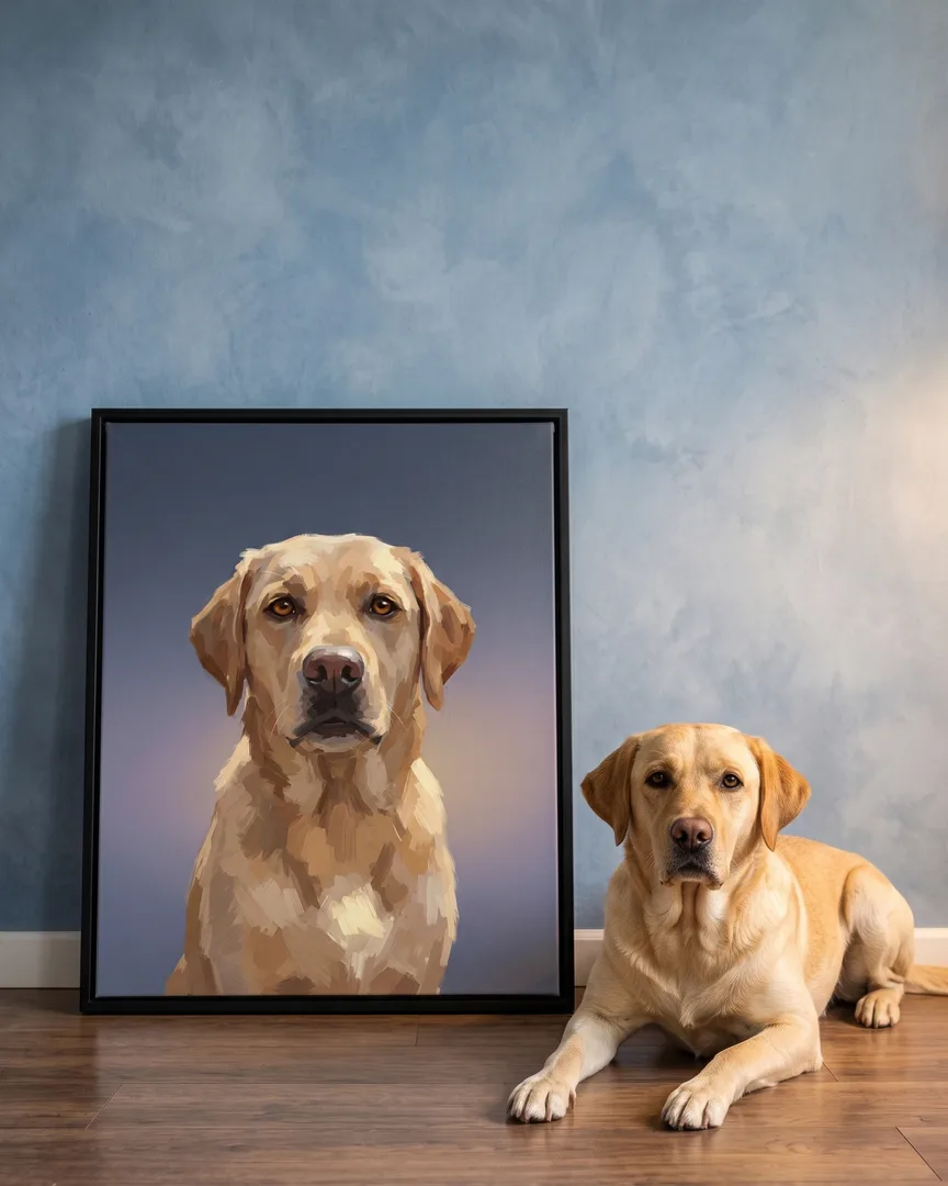 Marley, un labrador jaune, à côté d'une toile encadrée noire de son portrait Portrait ardoise.