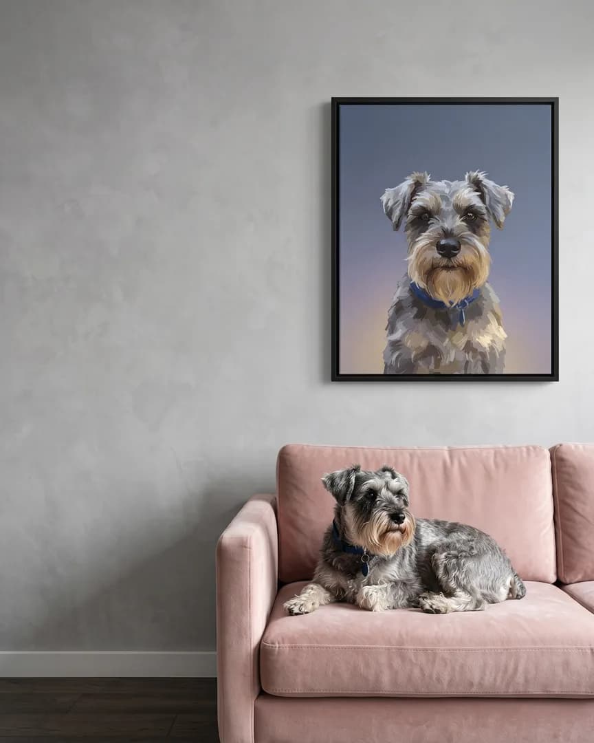 Otis, un schnauzer nain, à côté d'une toile encadrée noire de son portrait Portrait ardoise.