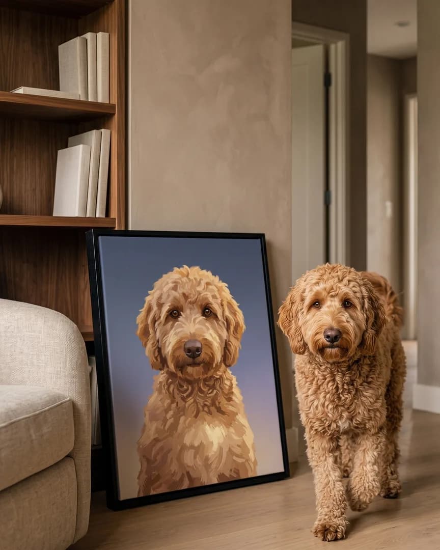 Teddy, un goldendoodle, à côté d'une toile encadrée noire de son portrait Portrait ardoise.