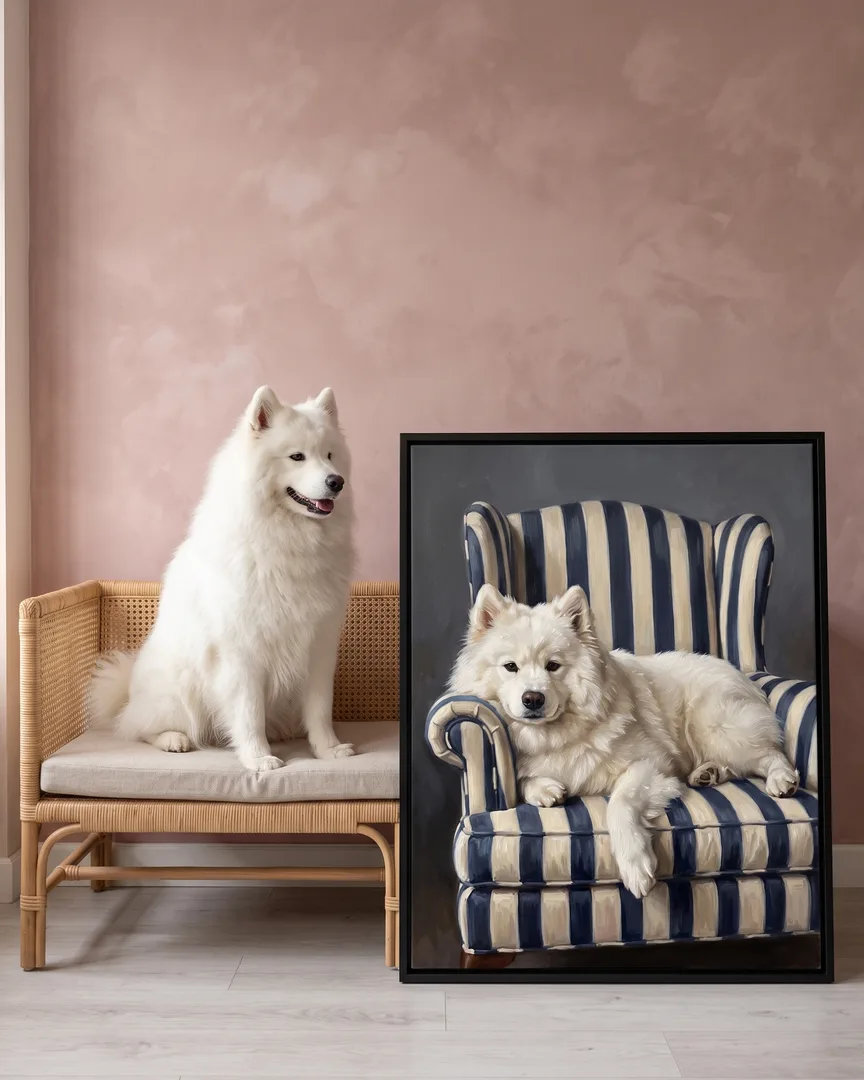 Snowy, un samoyède, à côté d'une toile encadrée noire de son portrait Fauteuil.