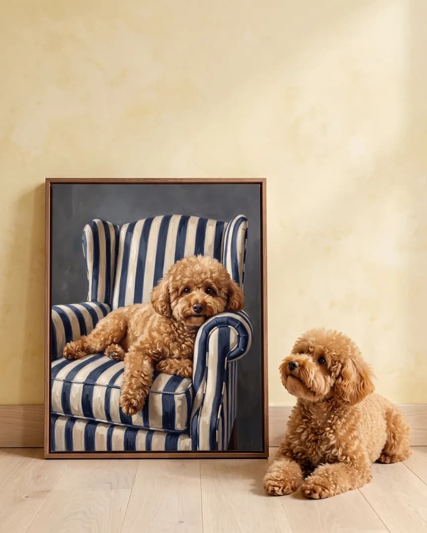 Mimi, un caniche nain, à côté d'une toile encadrée brune de son portrait Fauteuil.