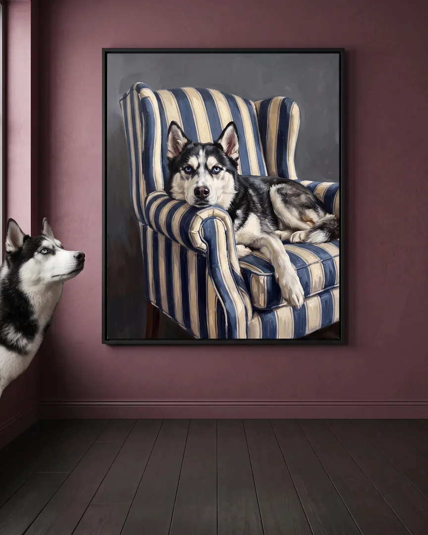 Nova, un husky sibérien, à côté d'une toile encadrée noire de son portrait Fauteuil.