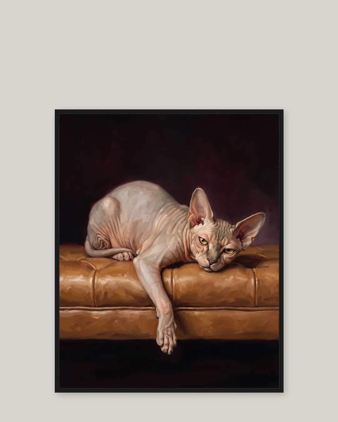 Une toile encadrée noire de Yoda, un chat sphynx, dans le style Repos de velours.