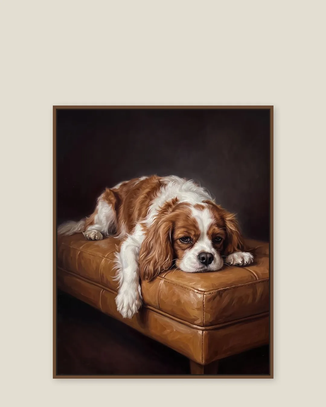 Une toile encadrée brune de Daisy, un cavalier King Charles, dans le style Repos de velours.